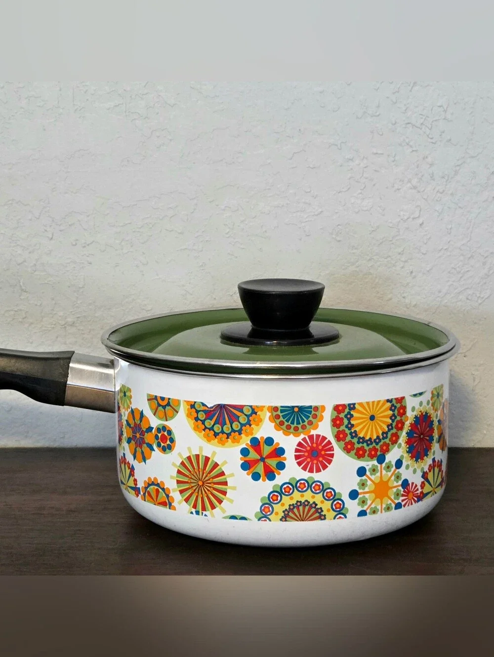 HTF  1970s Flower Power Medallion Enamelware 2 Qt Saucepan With Lid Vintage